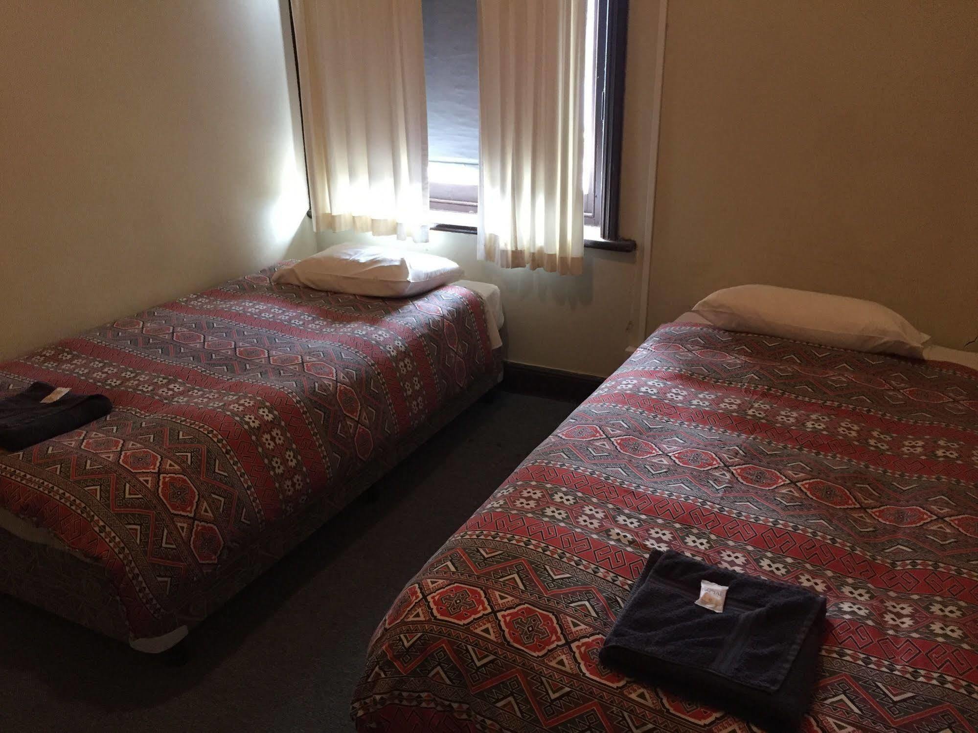 Crown Inn Hotel Kingston Se Esterno foto